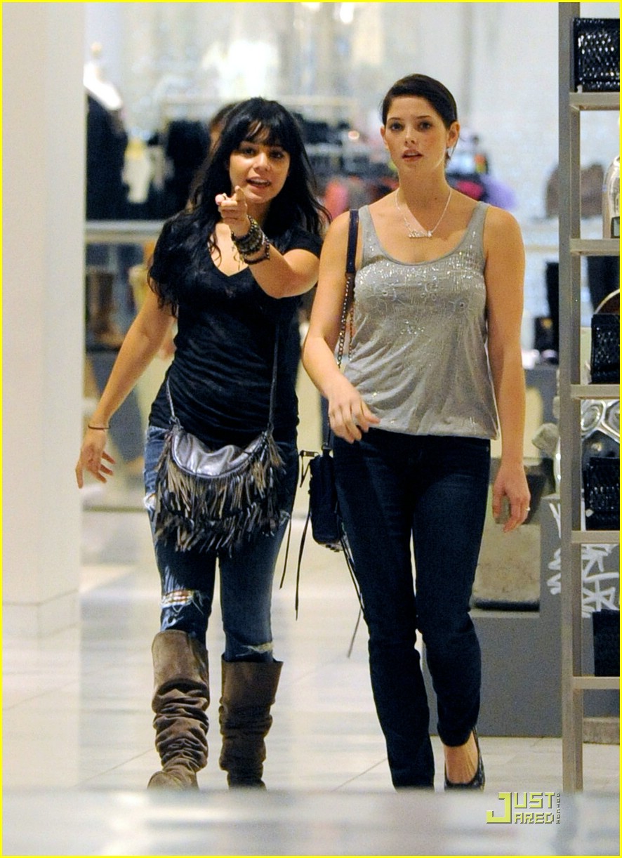 Vanessa Hudgens & Ashley Greene: Smiling Sweeties