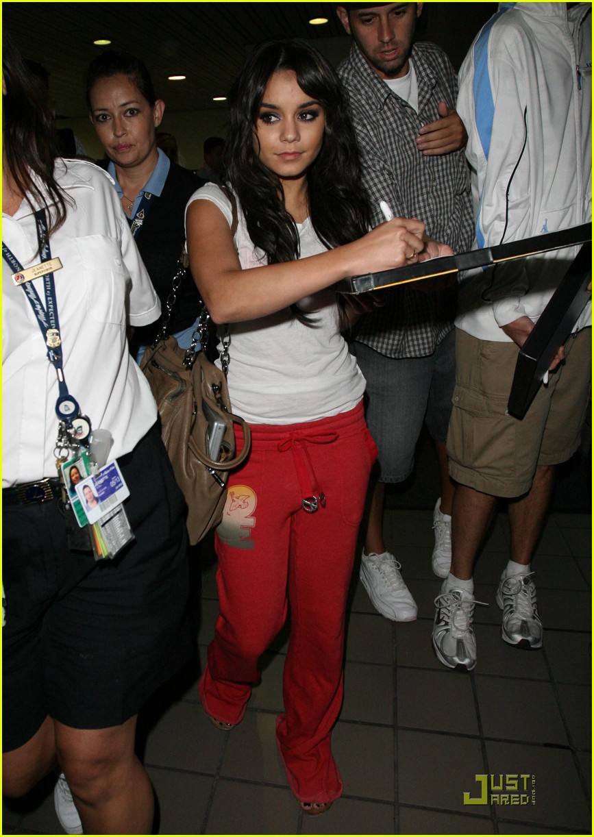 Zac Efron & Vanessa Hudgens: Vancouver Arrival!