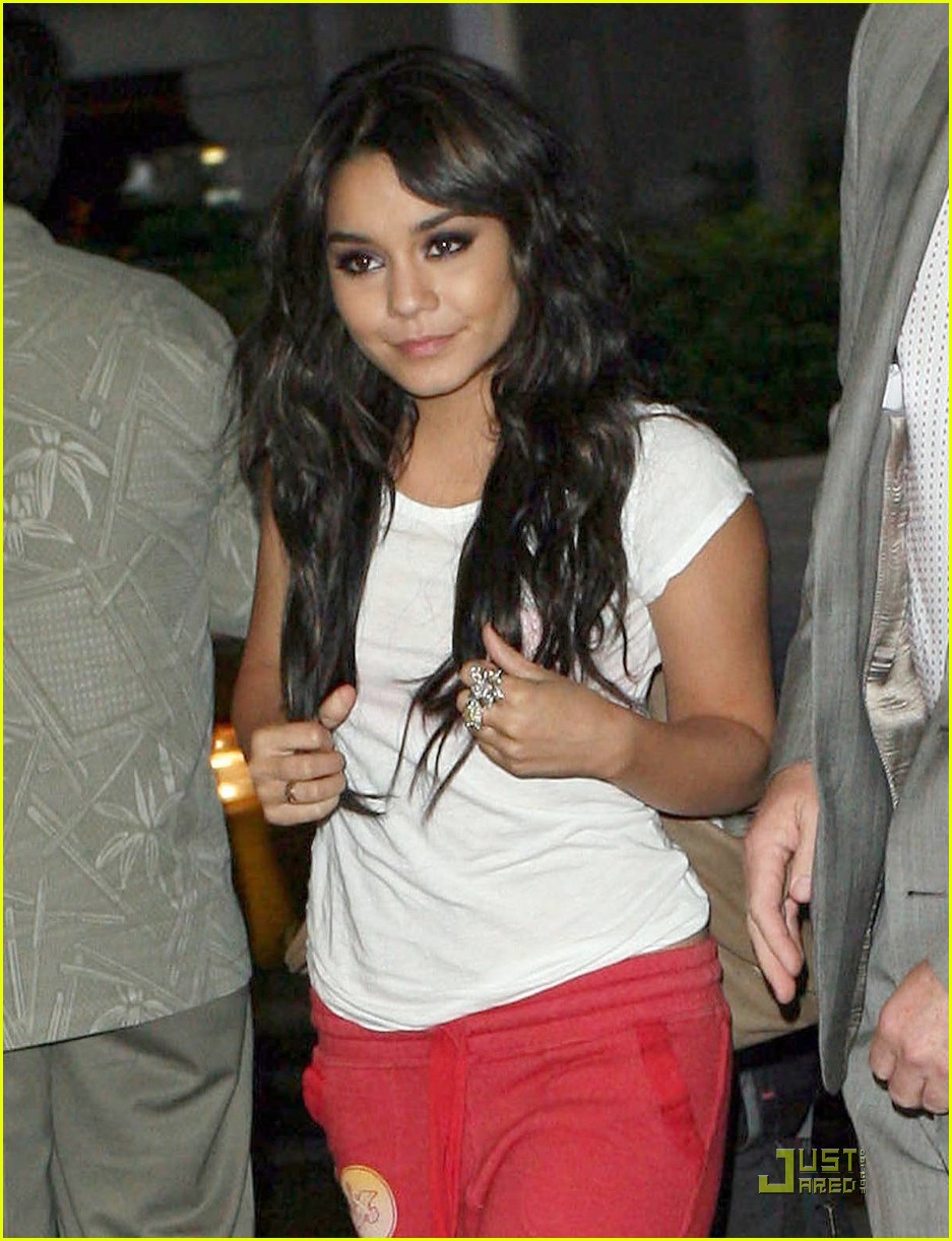Zac Efron & Vanessa Hudgens: Vancouver Arrival!