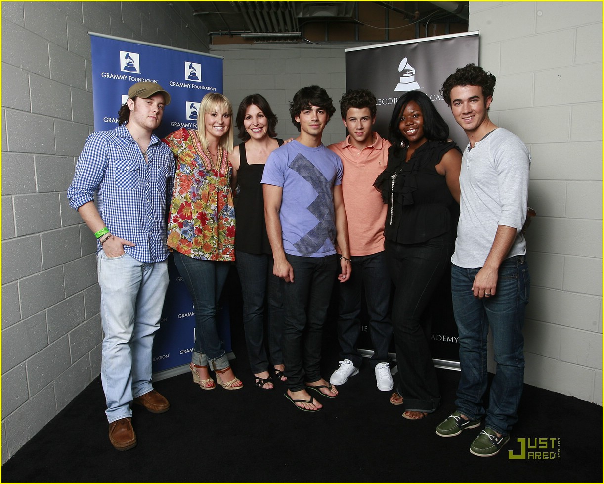 The Jonas Brothers Make Philips Arena Friends