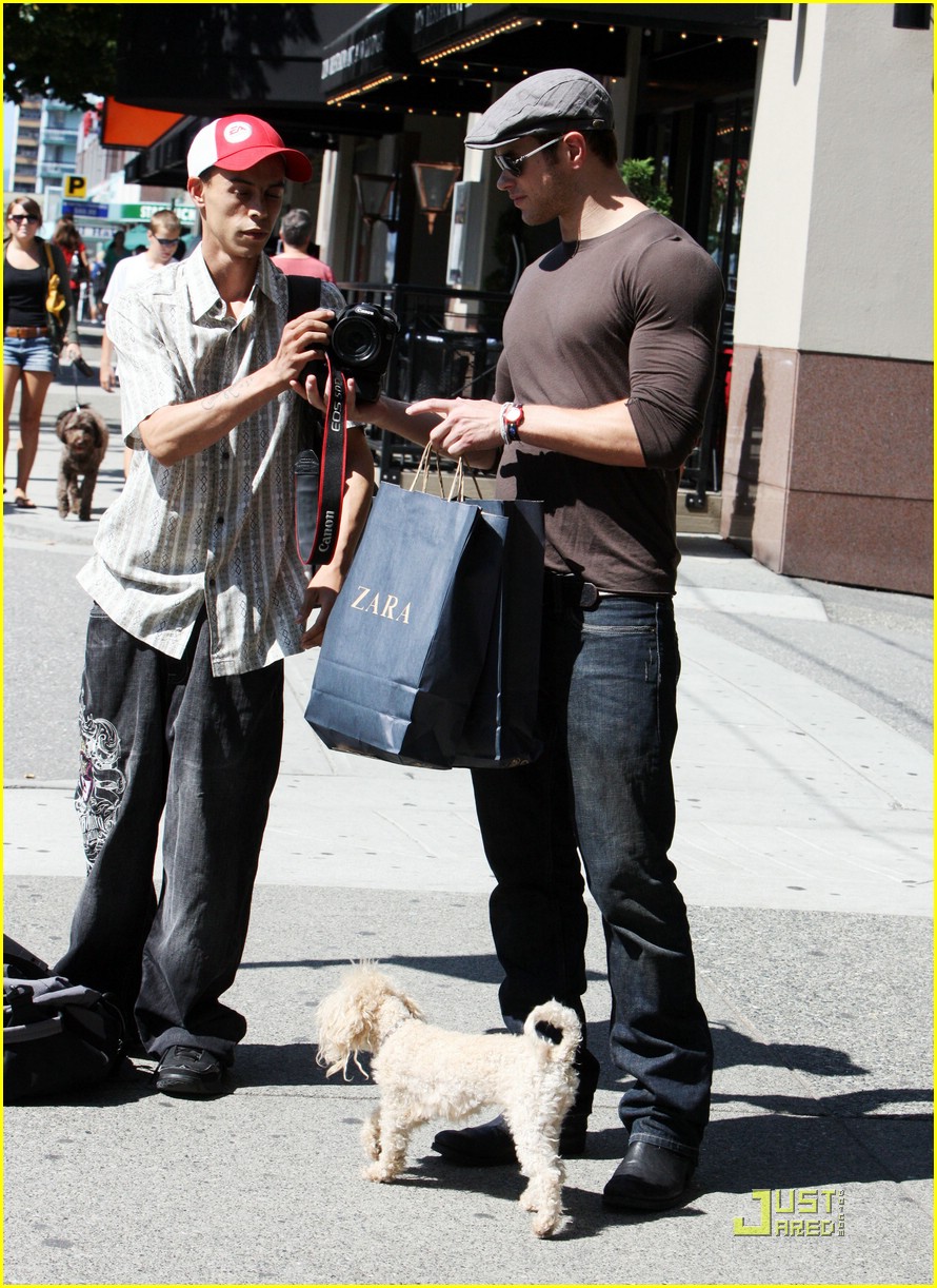 Kellan Lutz Pokes Fun At Paparazzi