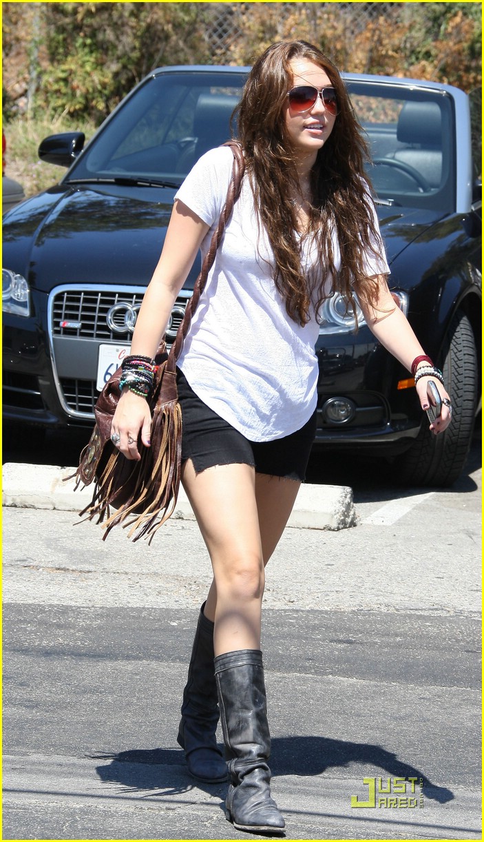 Miley Cyrus Cools Down With Coffee Bean