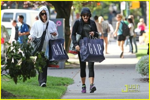 Nikki Reed & Elizabeth Reaser: Gap Gorgeous