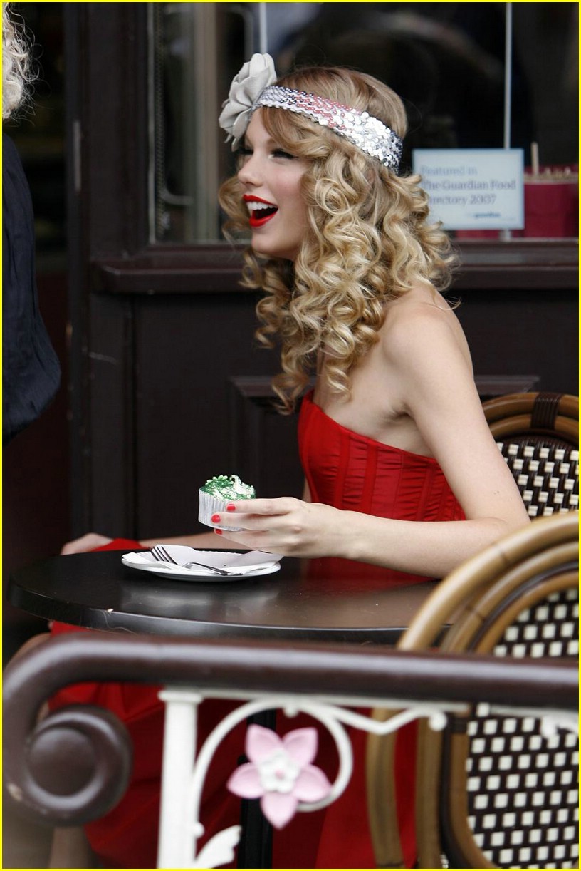 Taylor Swift is Coca-Cola Cute