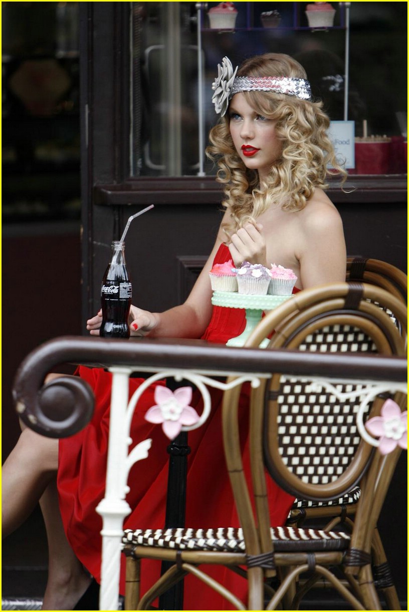 Taylor Swift is Coca-Cola Cute