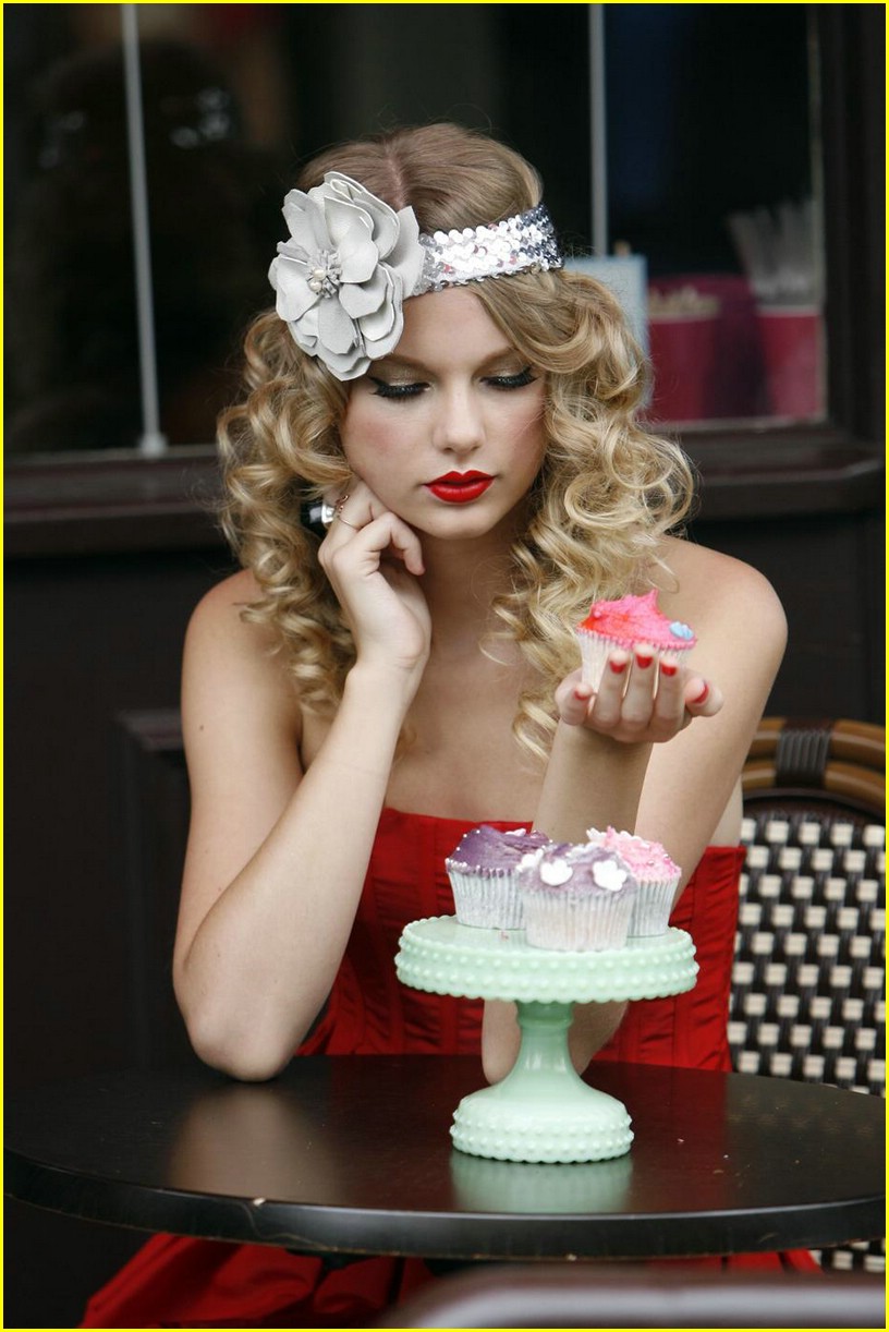 Taylor Swift is Coca-Cola Cute