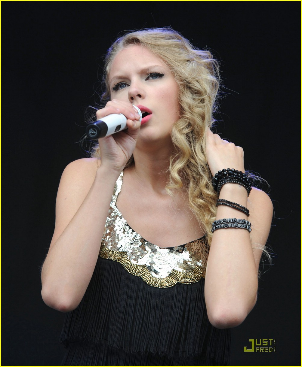 Taylor Swift is a V-Fest Vixen