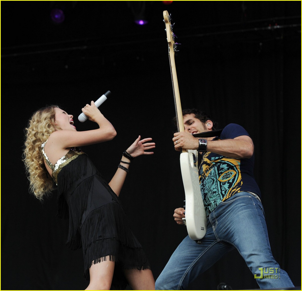 Taylor Swift is a V-Fest Vixen