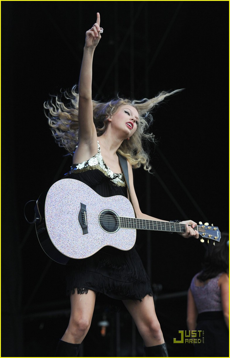 Taylor Swift is a V-Fest Vixen