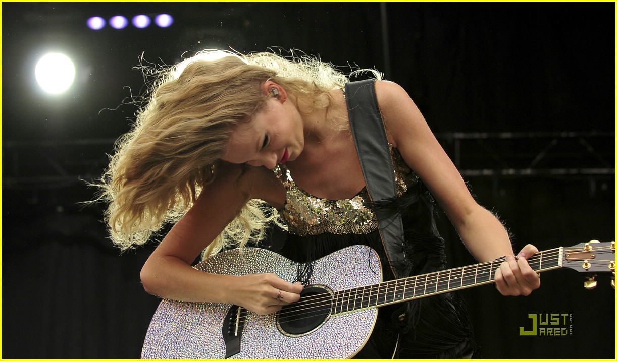 Taylor Swift: V Fest Day Two!