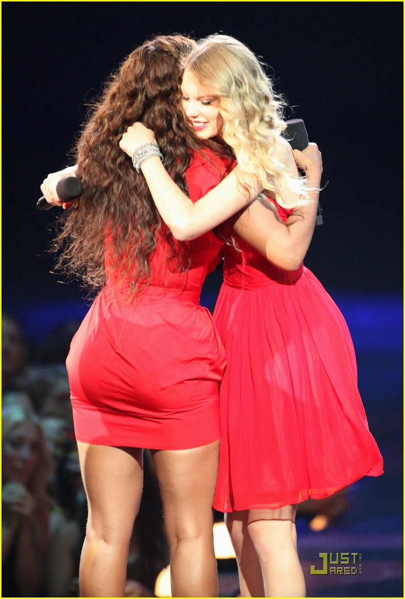 Beyonce Lets Taylor Swift Have Her Moment