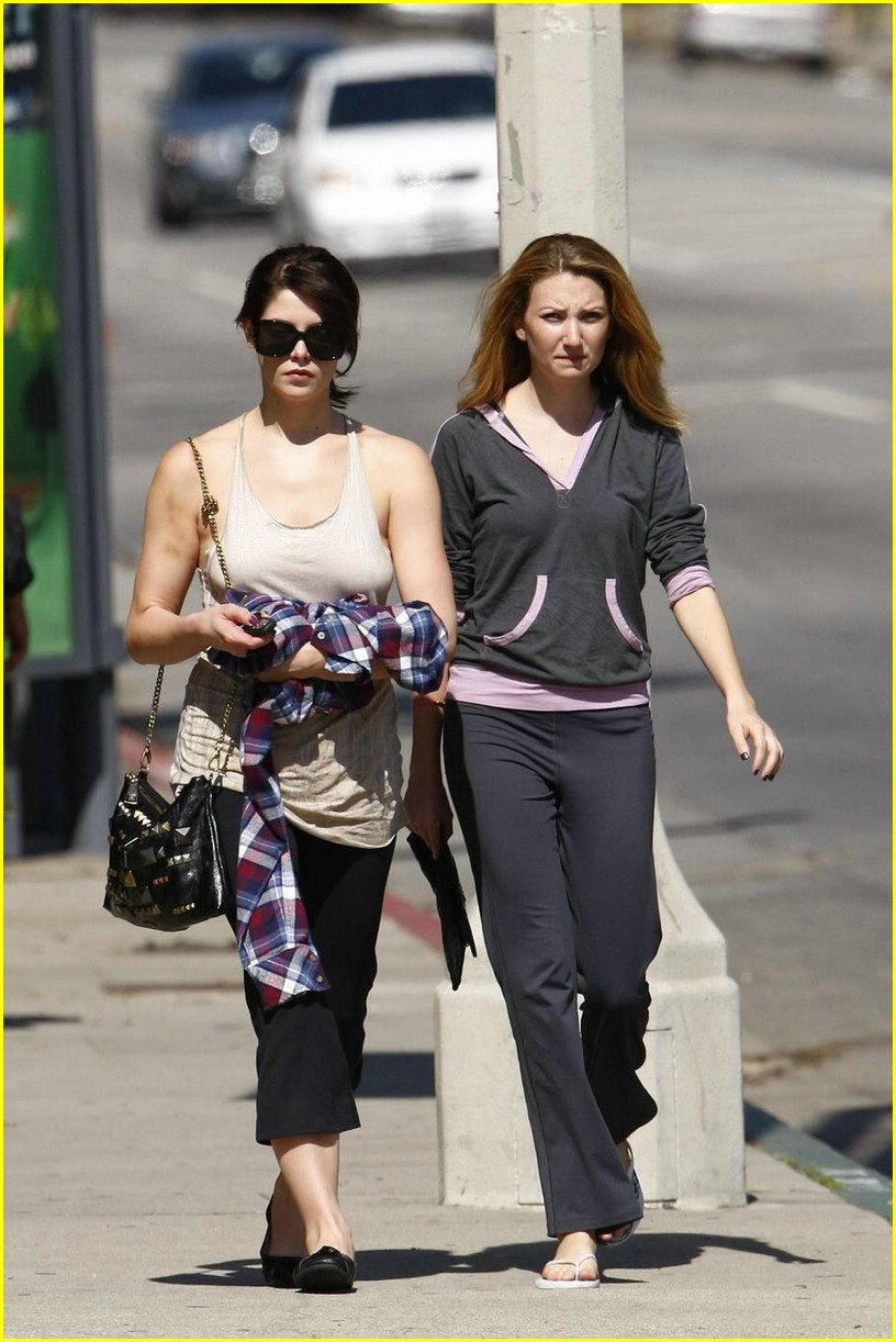 Ashley Greene is Vivian's Cafe Cute