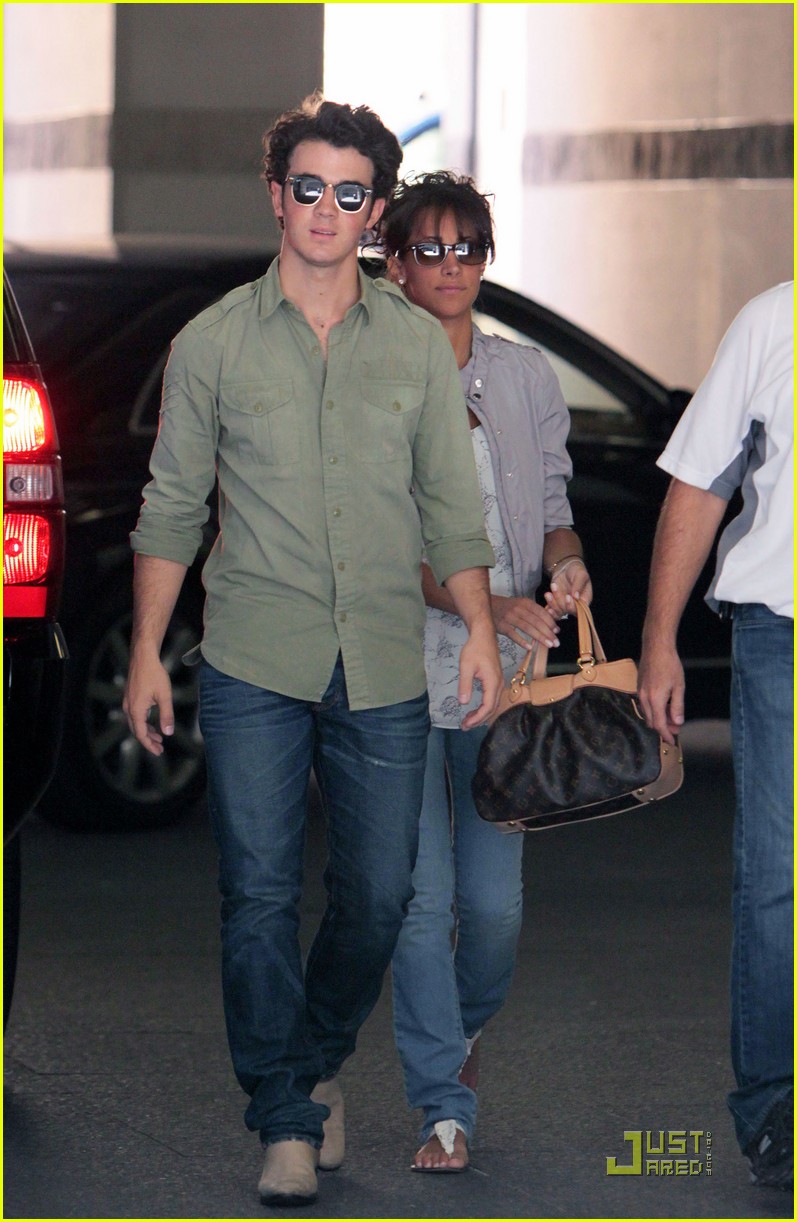 Kevin Jonas & Danielle Deleasa: Holding Hands!