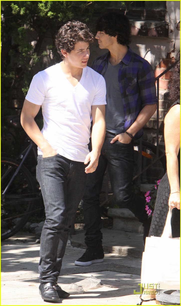 Kevin Jonas & Danielle Deleasa: Holding Hands!