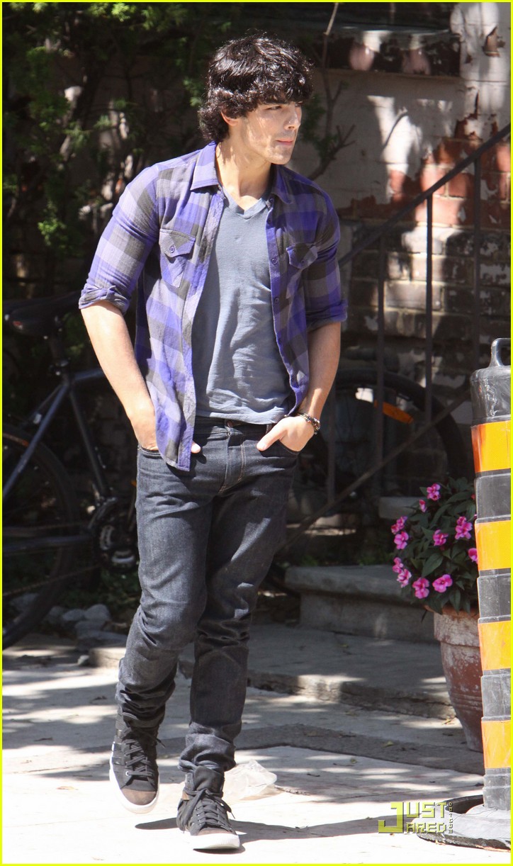 Kevin Jonas & Danielle Deleasa: Holding Hands!
