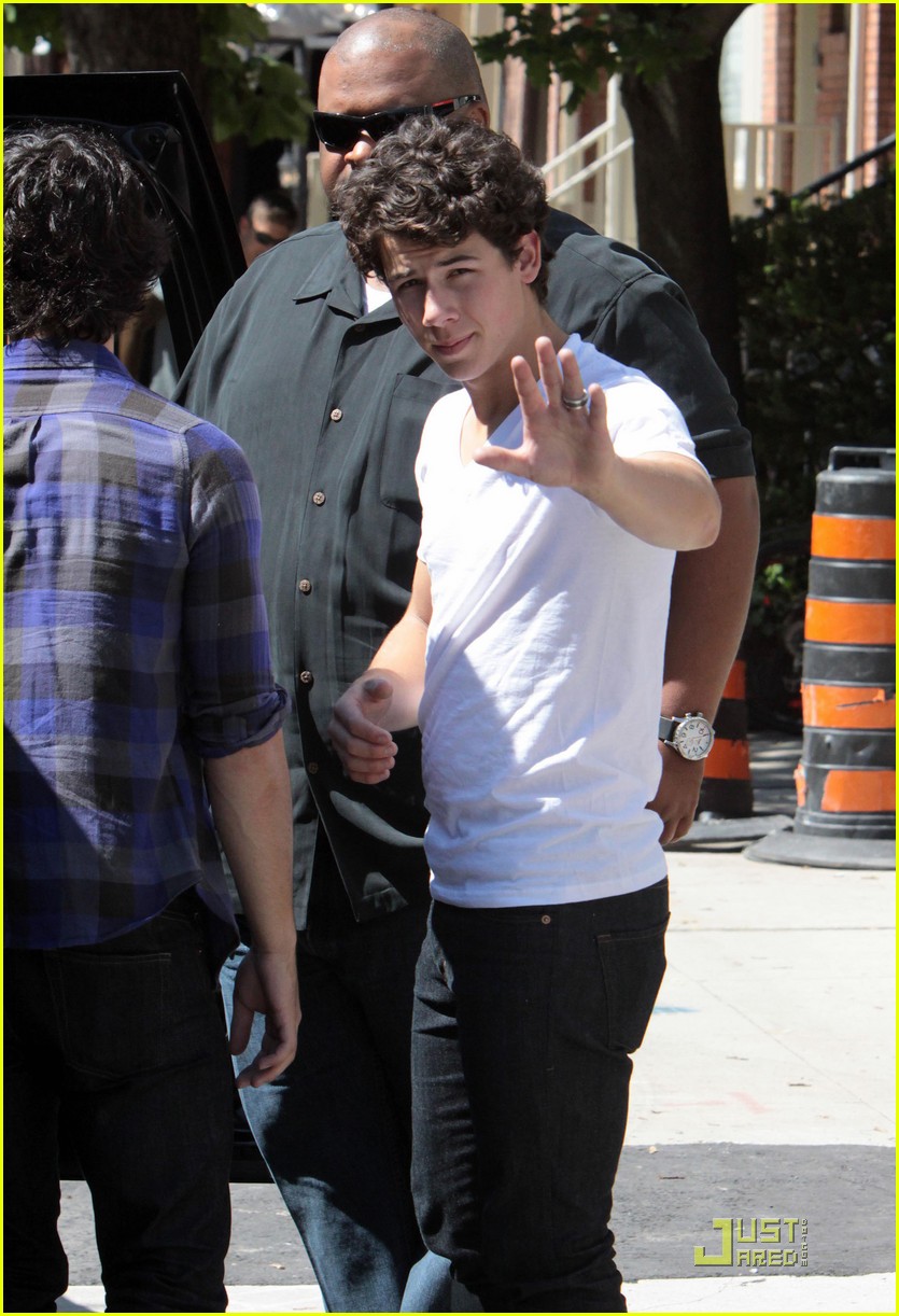 Kevin Jonas & Danielle Deleasa: Holding Hands!