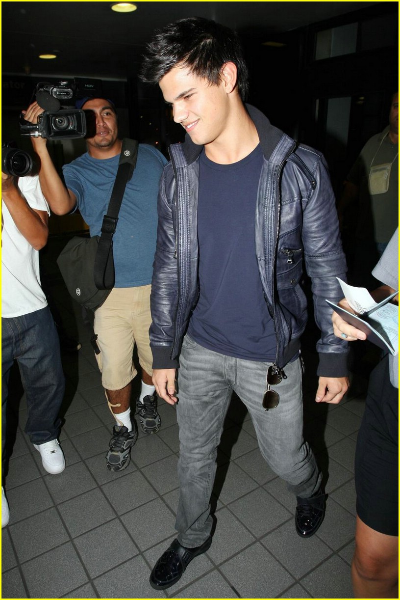 Taylor Lautner Takes Off To Vancouver