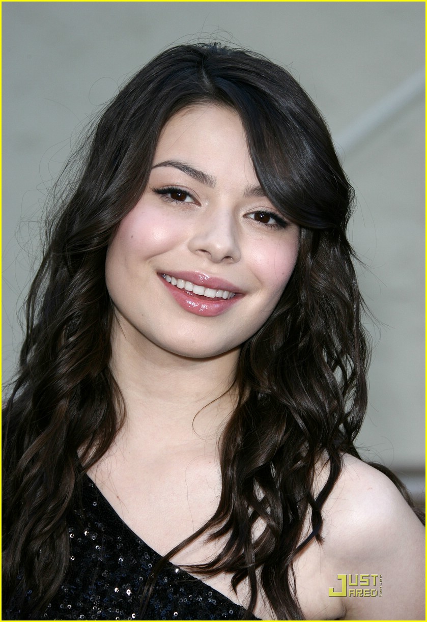 Miranda Cosgrove Gets Schooled