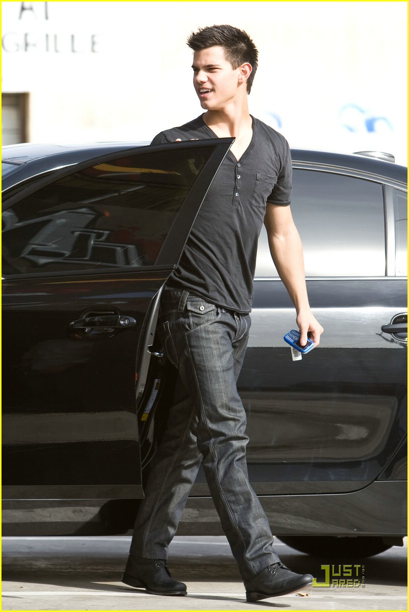 Taylor Lautner Grabs Grub at The Grill