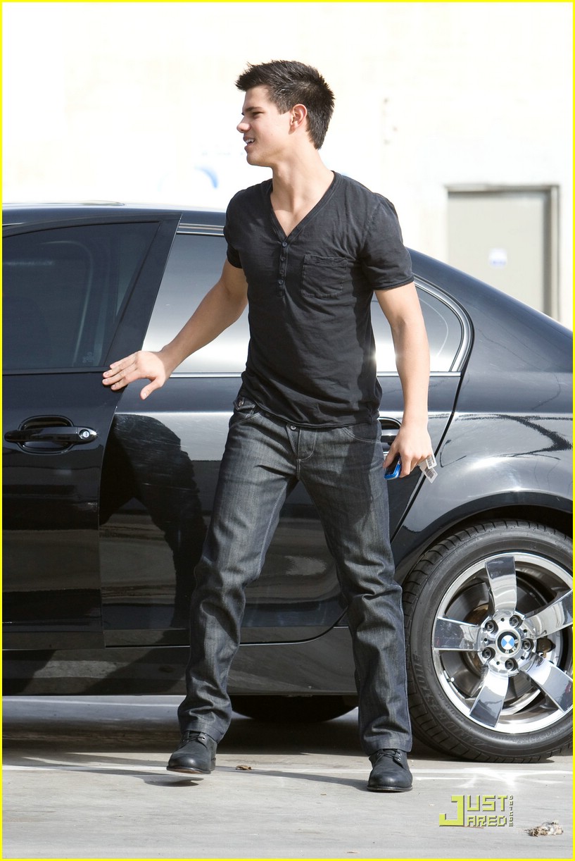 Taylor Lautner Grabs Grub at The Grill