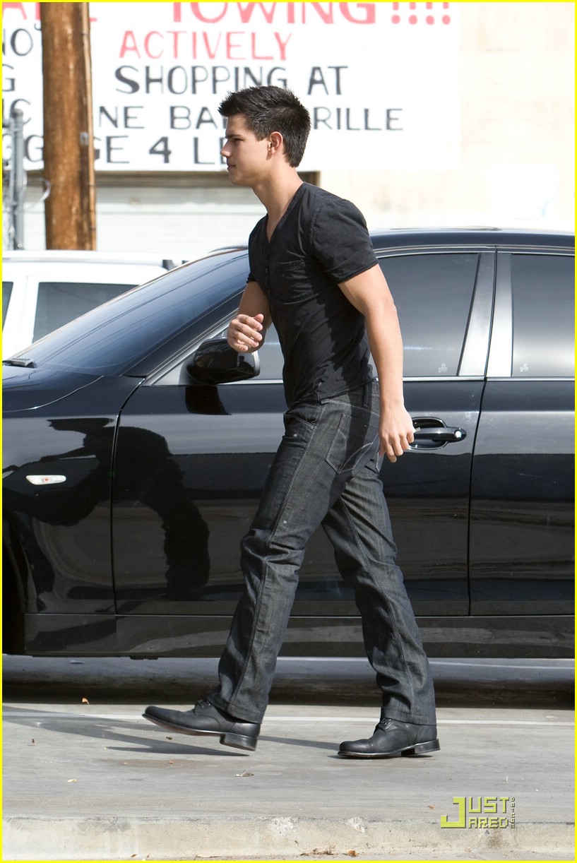 Taylor Lautner Grabs Grub at The Grill
