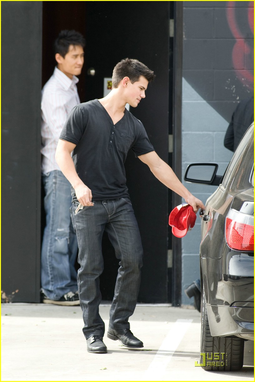Taylor Lautner Grabs Grub at The Grill