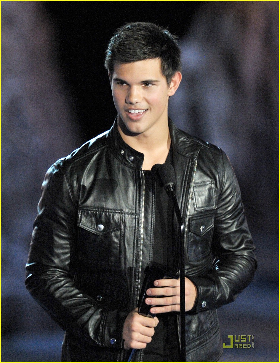 Christina Ricci Kisses Taylor Lautner
