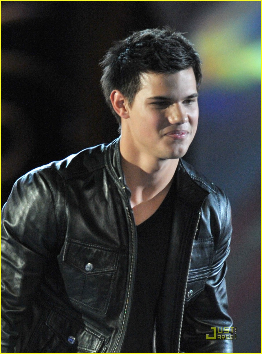 Christina Ricci Kisses Taylor Lautner