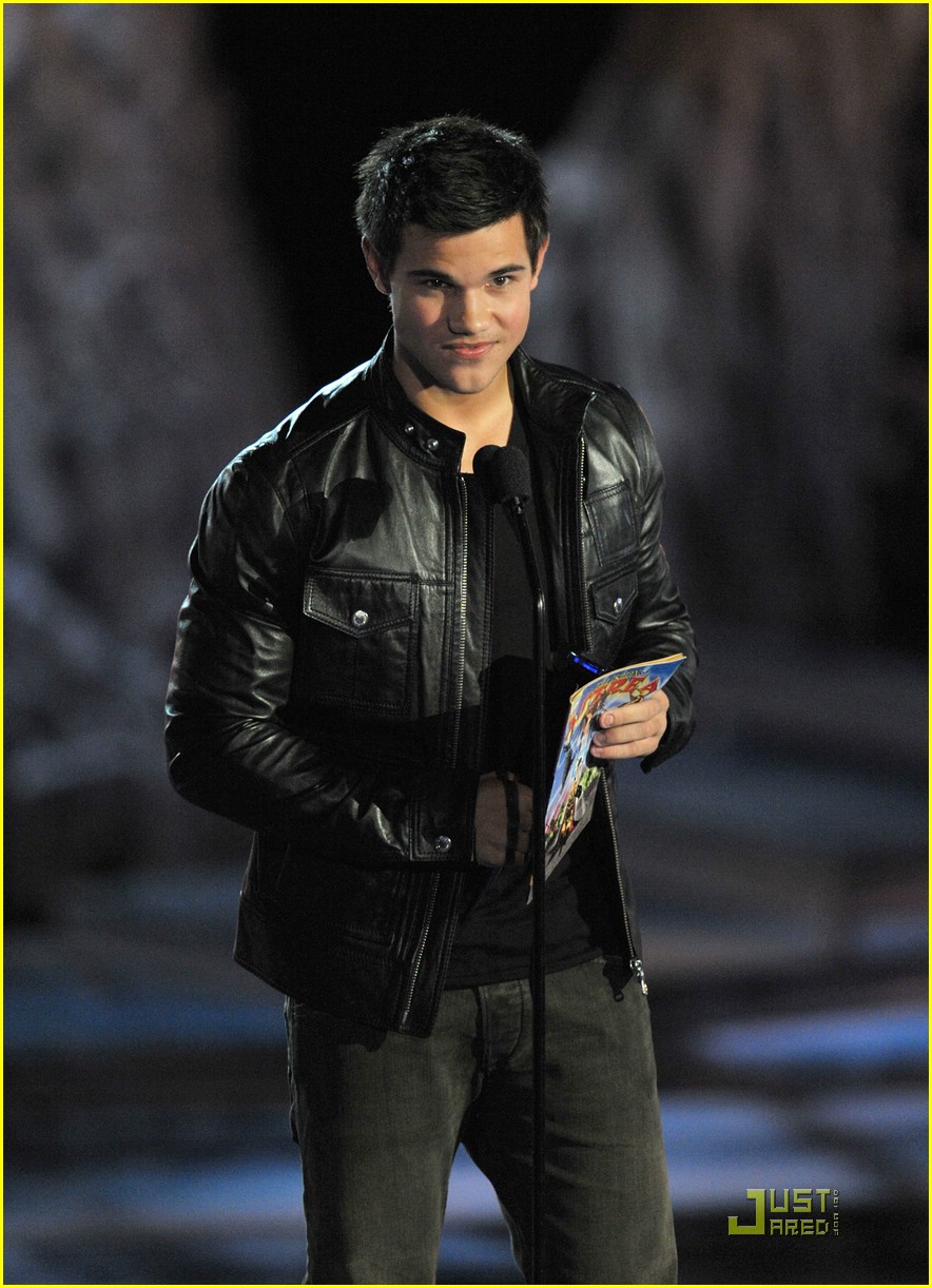 Christina Ricci Kisses Taylor Lautner