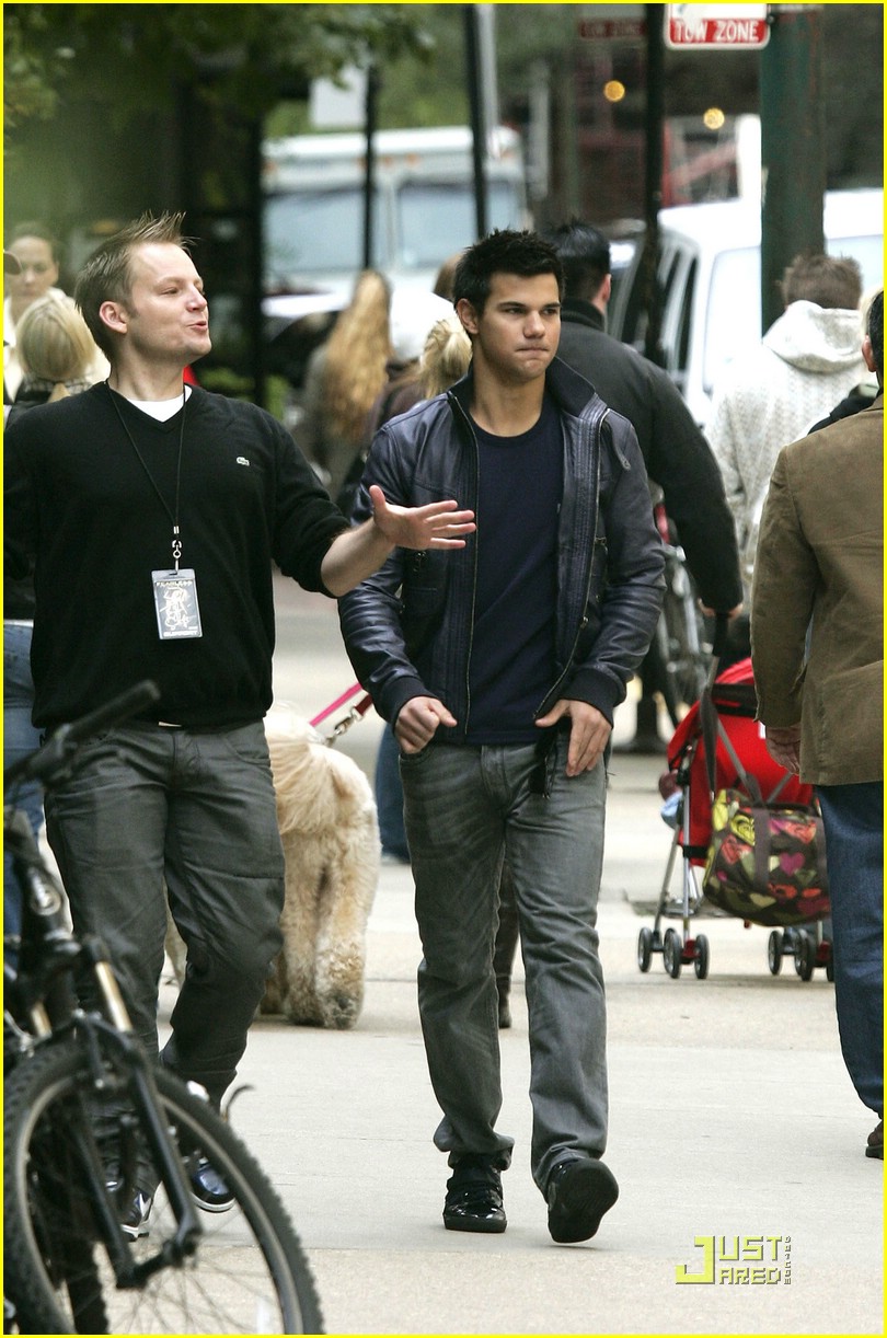 Taylor Lautner & Taylor Swift Check Out Chicago