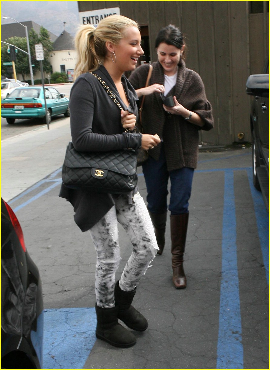 Ashley Tisdale Has Mo's Munchies