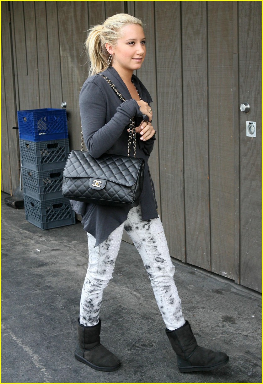 Ashley Tisdale Has Mo's Munchies