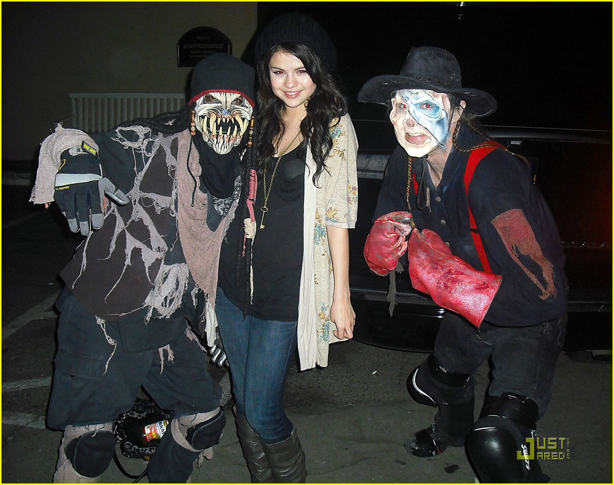 Selena Gomez & David Henrie: Scary Farm Friends