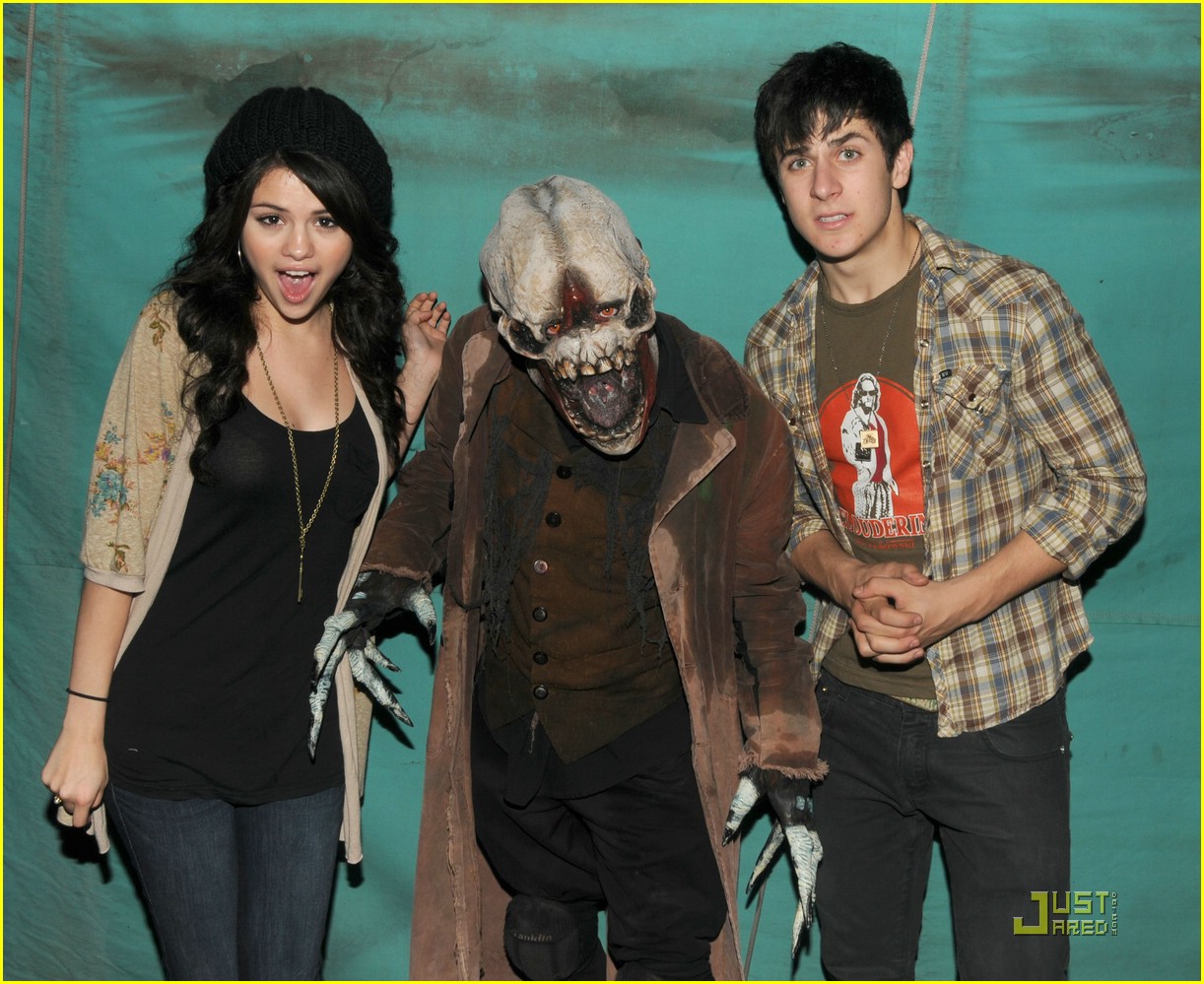 Selena Gomez & David Henrie: Scary Farm Friends