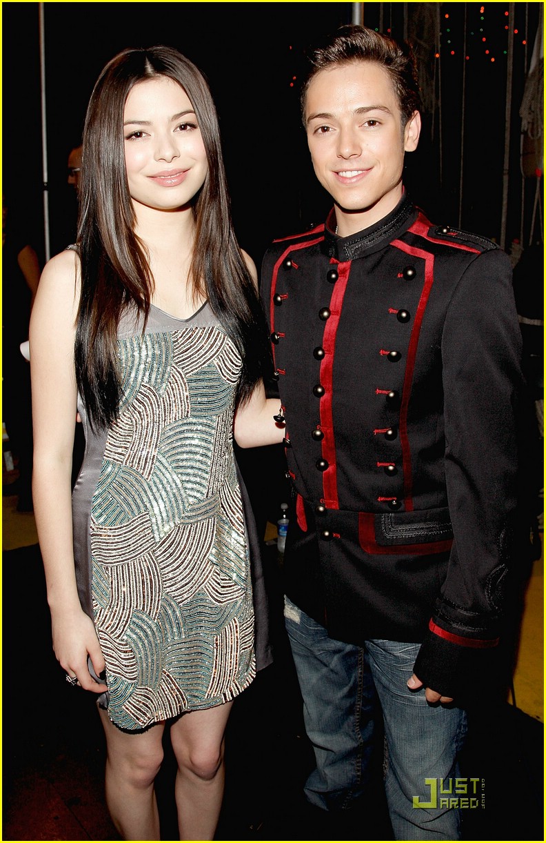 Selena Gomez & Miranda Cosgrove: Los Premios Ladies