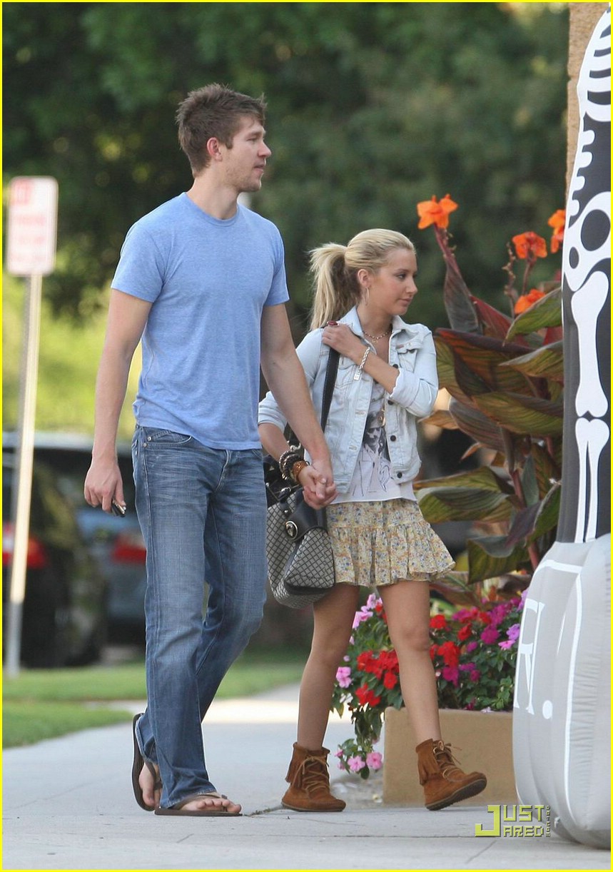 Ashley Tisdale & Scott Speer: Halloween Shopping!