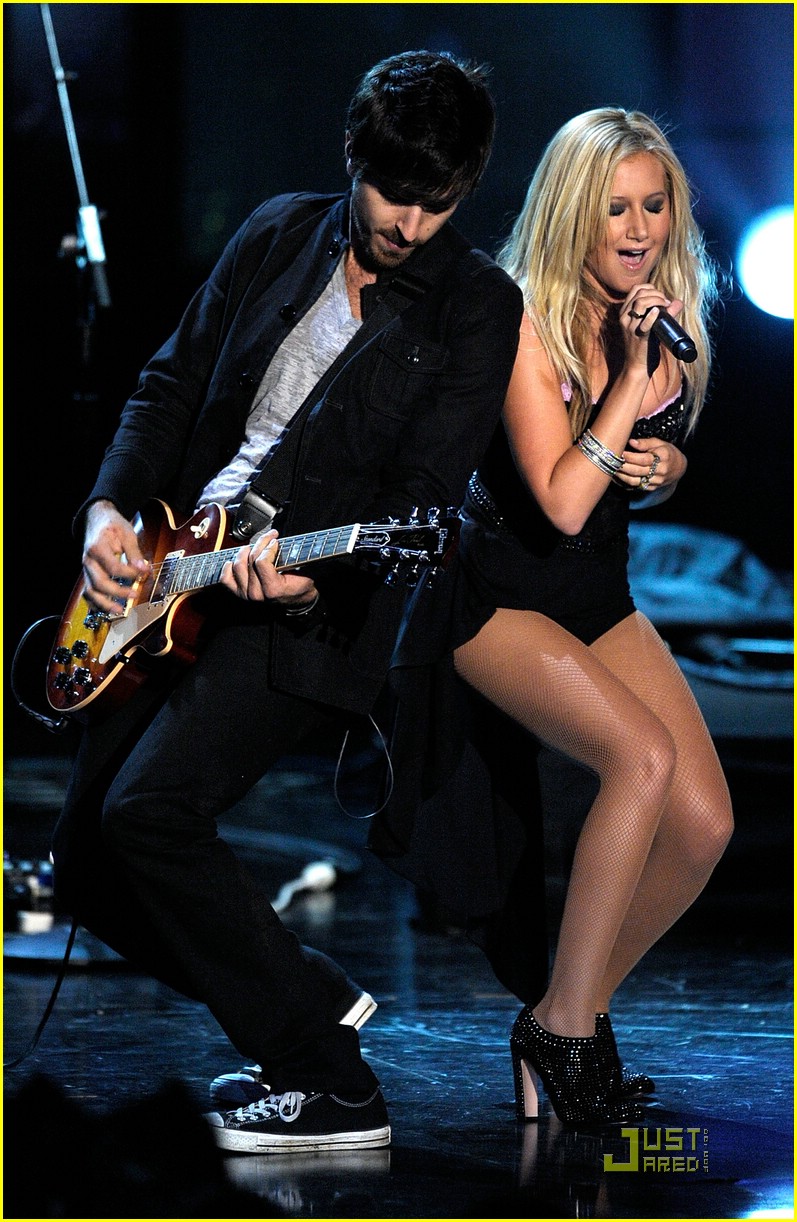 Ashley Tisdale Performs at Los Premios MTV 2009