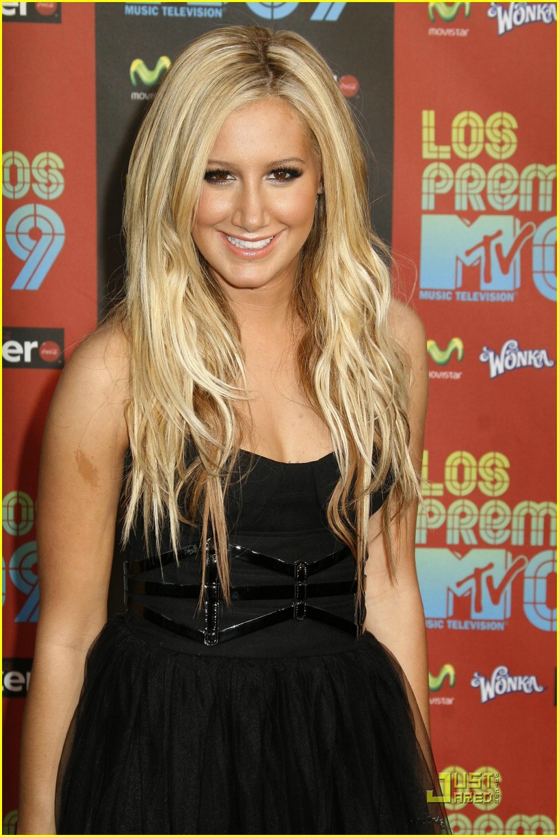 Ashley Tisdale Performs at Los Premios MTV 2009