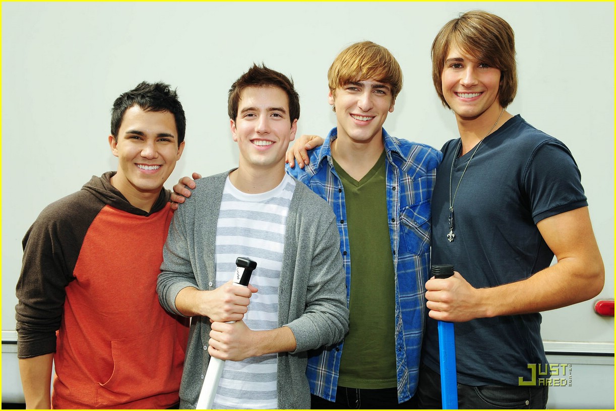 Miranda Cosgrove & Victoria Justice To Big Time Rush: Welcome To Nick!