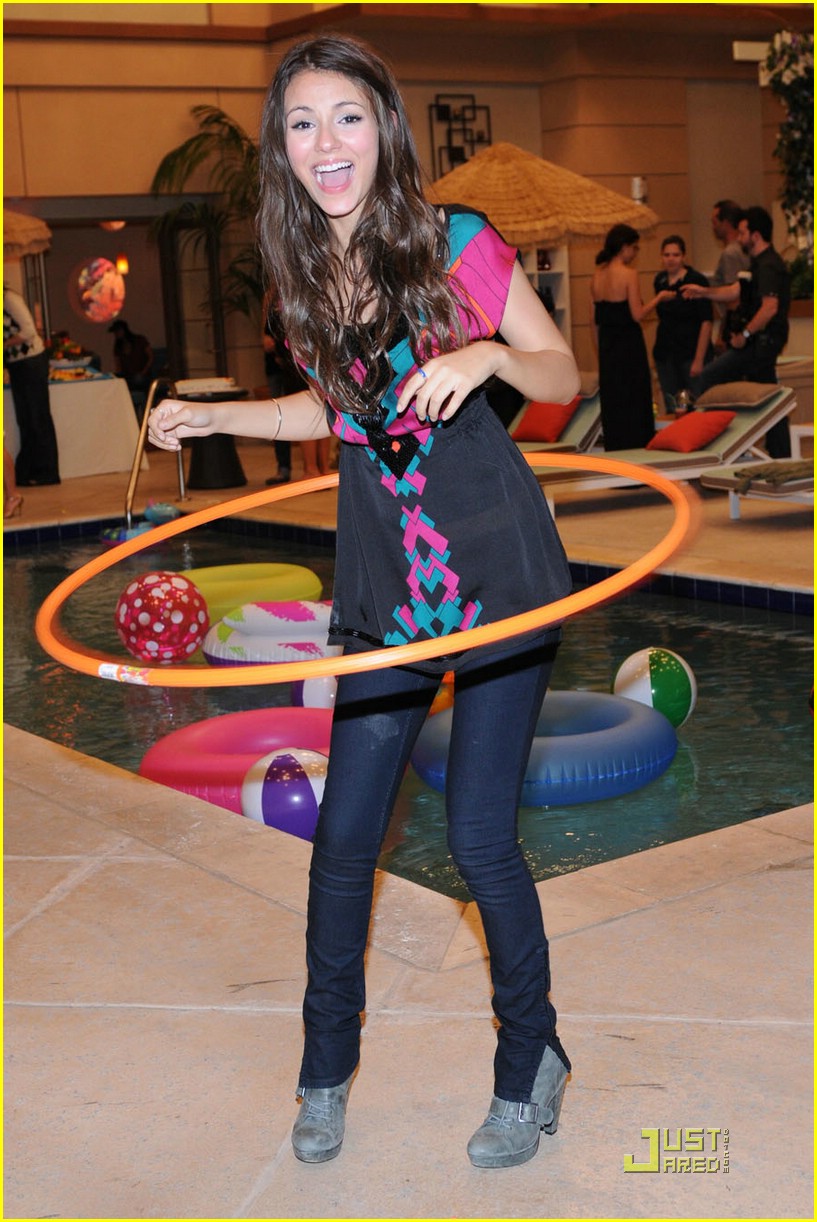 Miranda Cosgrove & Victoria Justice To Big Time Rush: Welcome To Nick!