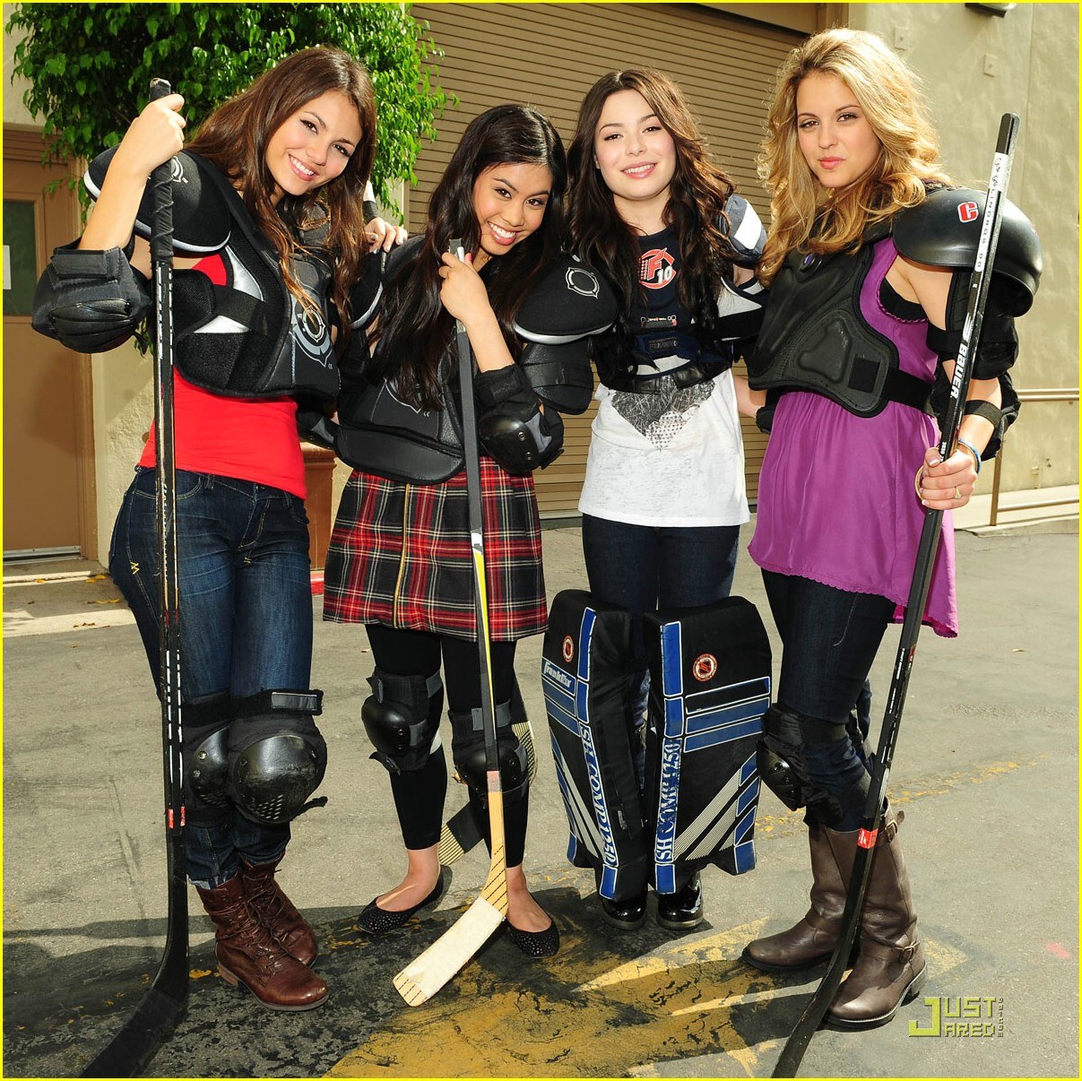 Miranda Cosgrove & Victoria Justice To Big Time Rush: Welcome To Nick!