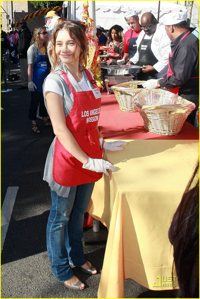 Debby Ryan & Olesya Rulin Serve Thanksgiving Meals