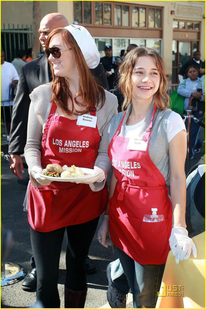 Debby Ryan & Olesya Rulin Serve Thanksgiving Meals