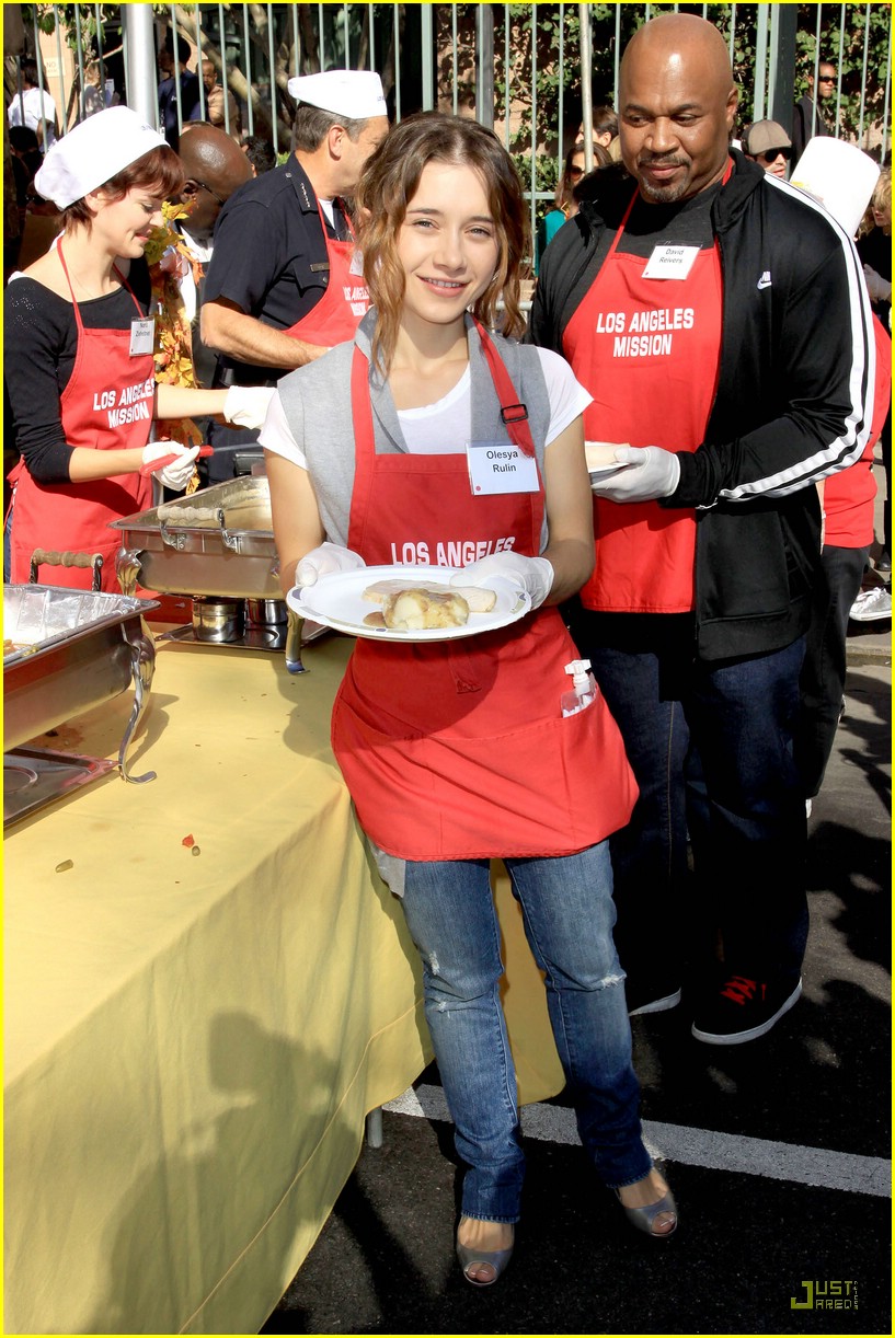 Debby Ryan & Olesya Rulin Serve Thanksgiving Meals