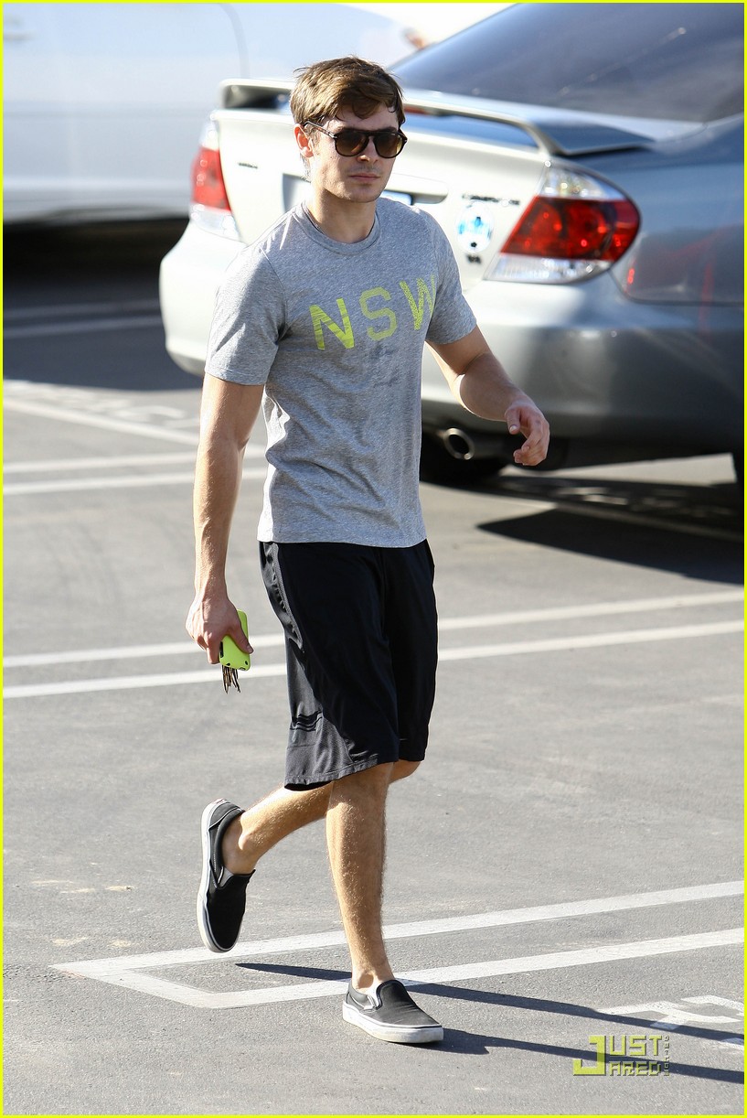 Zac Efron: Muscle Man Returns!
