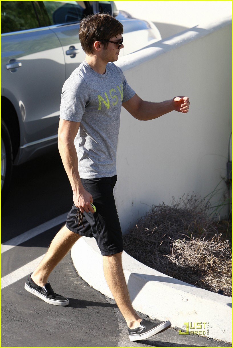 Zac Efron: Muscle Man Returns!