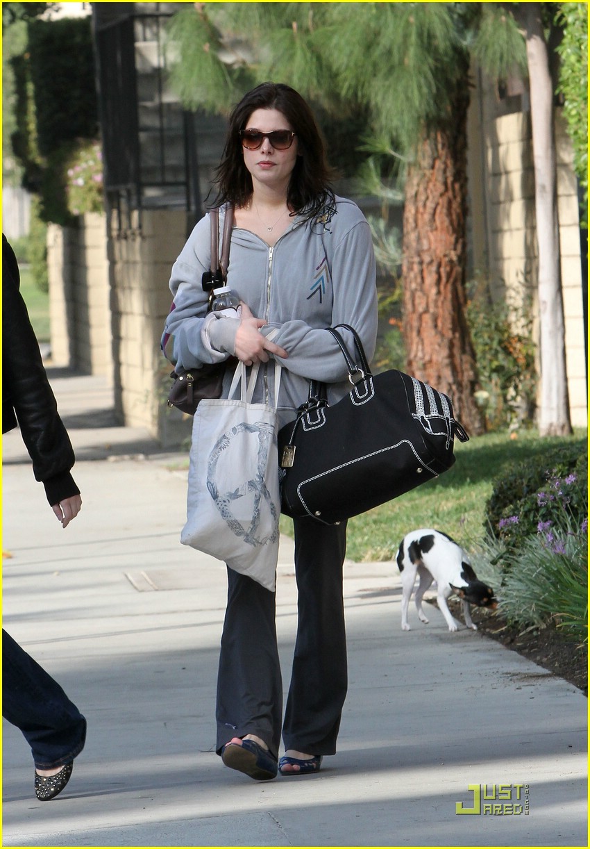 Ashley Greene Sees An Apparition