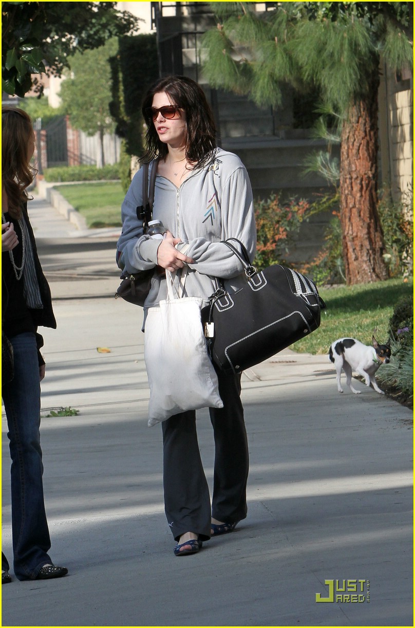 Ashley Greene Sees An Apparition
