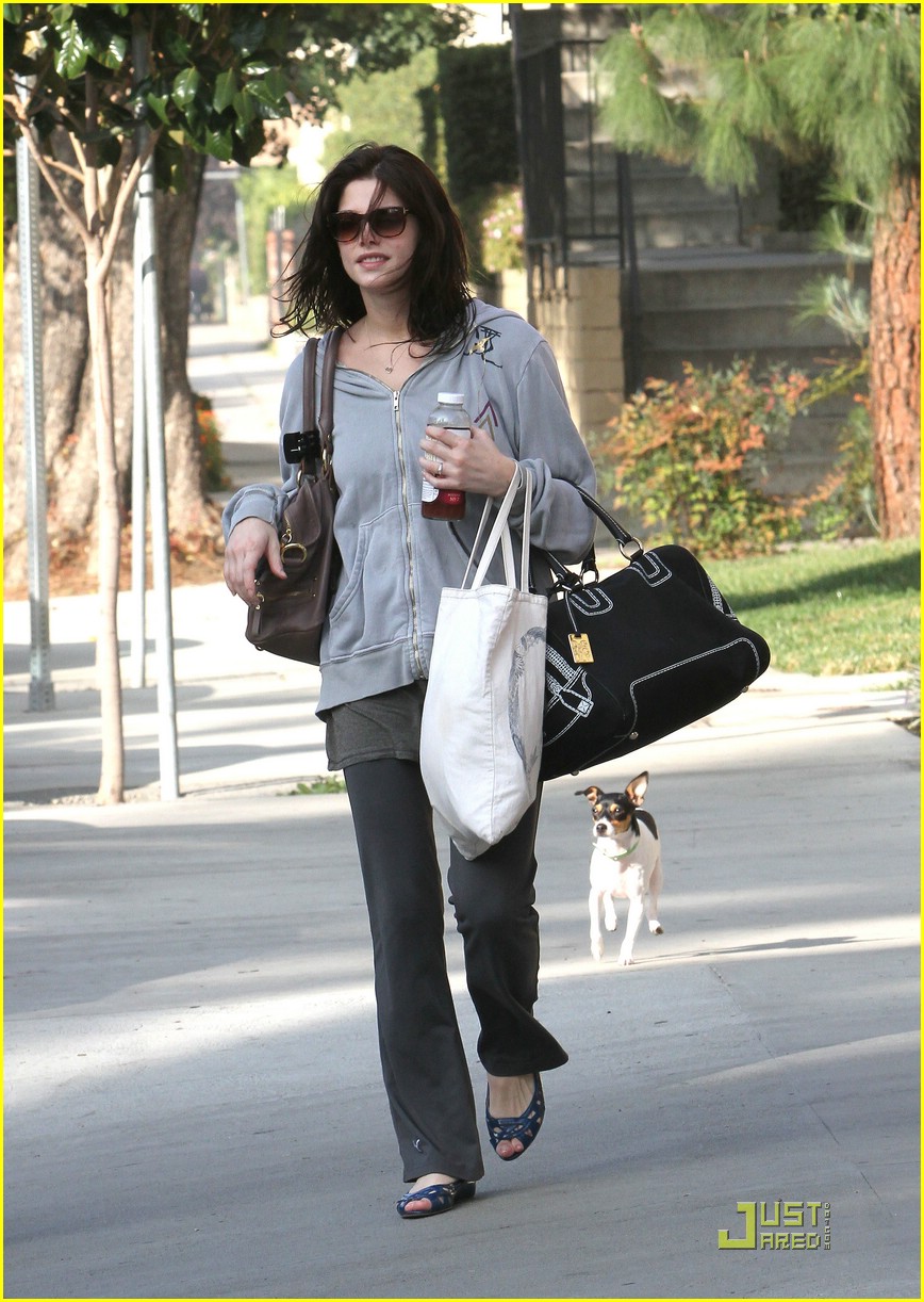 Ashley Greene Sees An Apparition