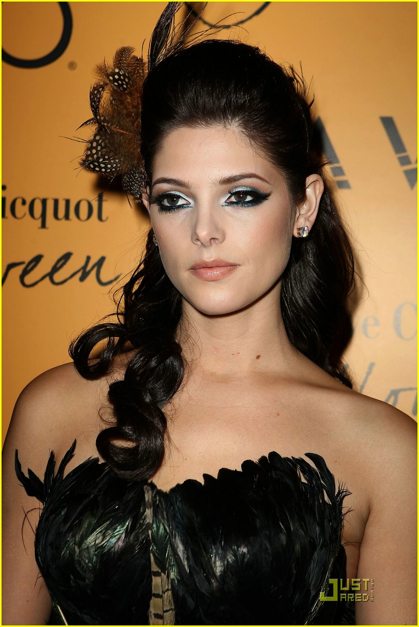 Ashley Greene & Kellan Lutz: Yelloween!